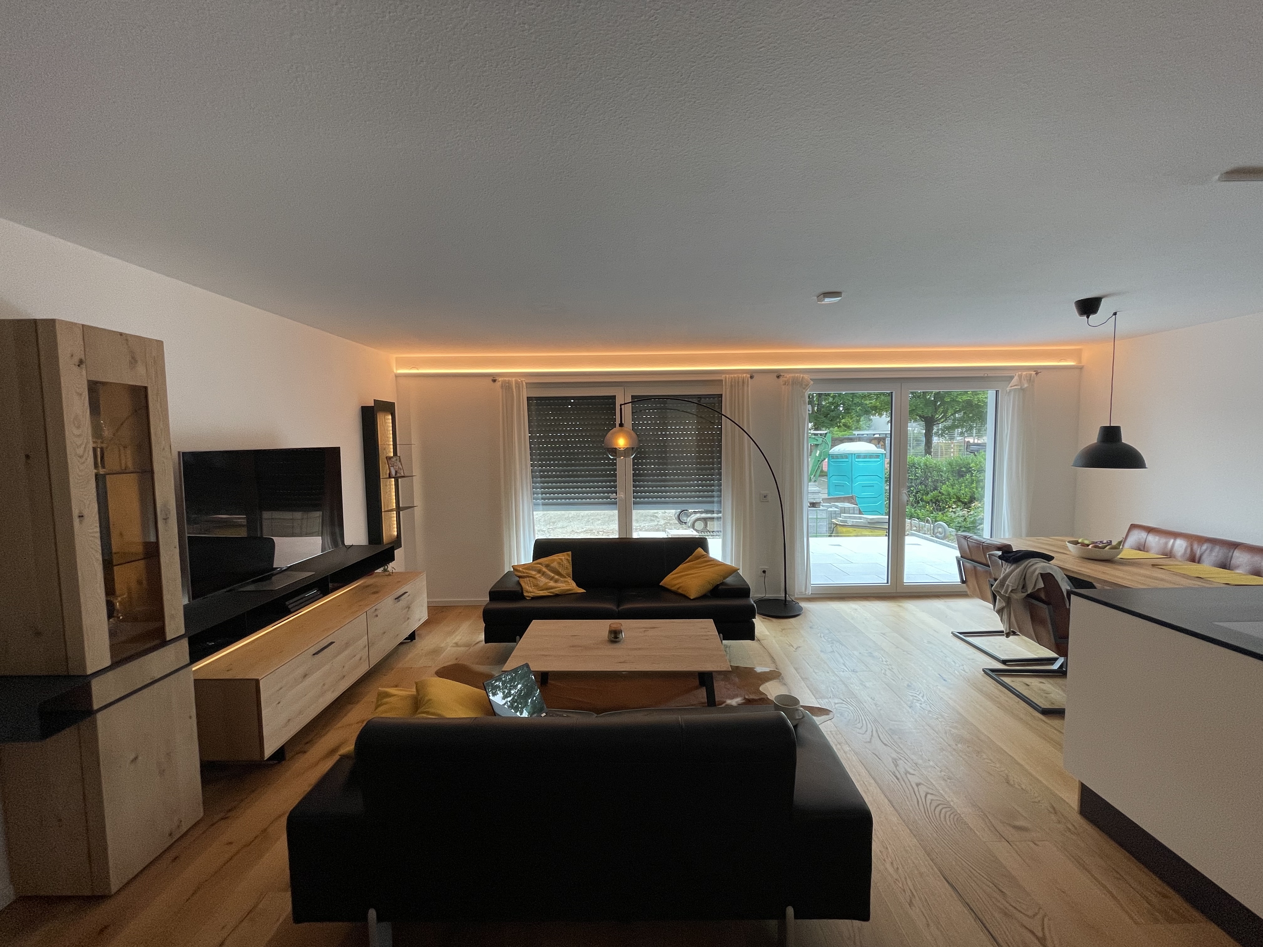 moderne-wohnzimmer-offene-kueche-grosser-terrassentuer.jpeg