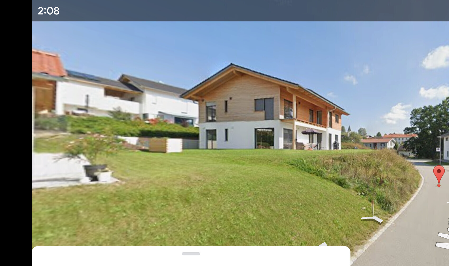 Moderne zweistöckige holzhaus-aussenansicht mit garten und strassenzufahrt