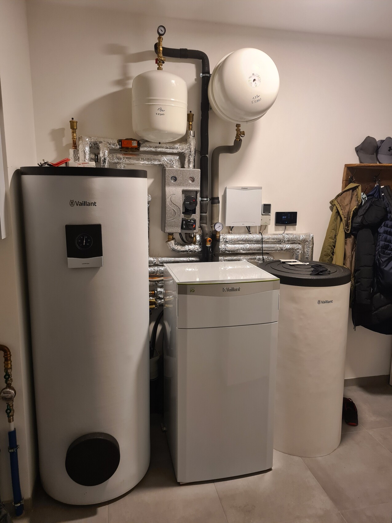 Technikraum mit Vaillant-Heizkessel, Warmwasserspeicher, Ausdehnungsgefäßen, Rohren.