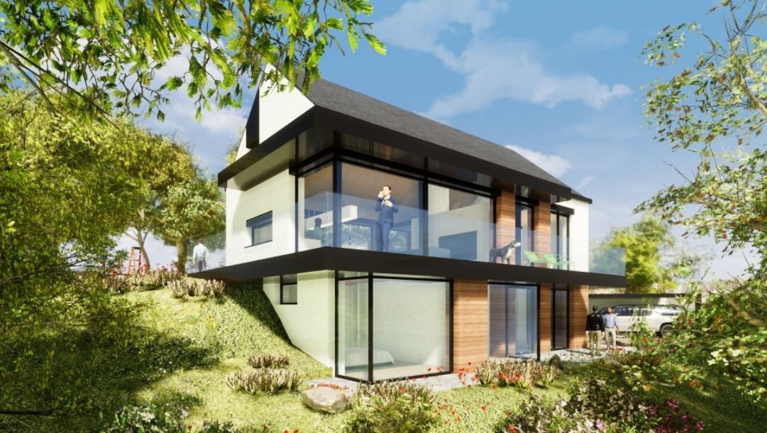 Moderne zweigeschossige Villa mit großen Glasflächen, Balkon, Holzdetails und Garten am Hang.