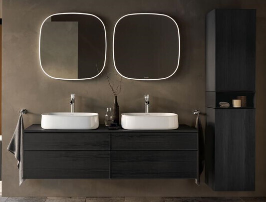 Dunkles Badezimmer mit Doppelwaschbecken, zwei Spiegeln und dunklem Holz-Unterschrank.