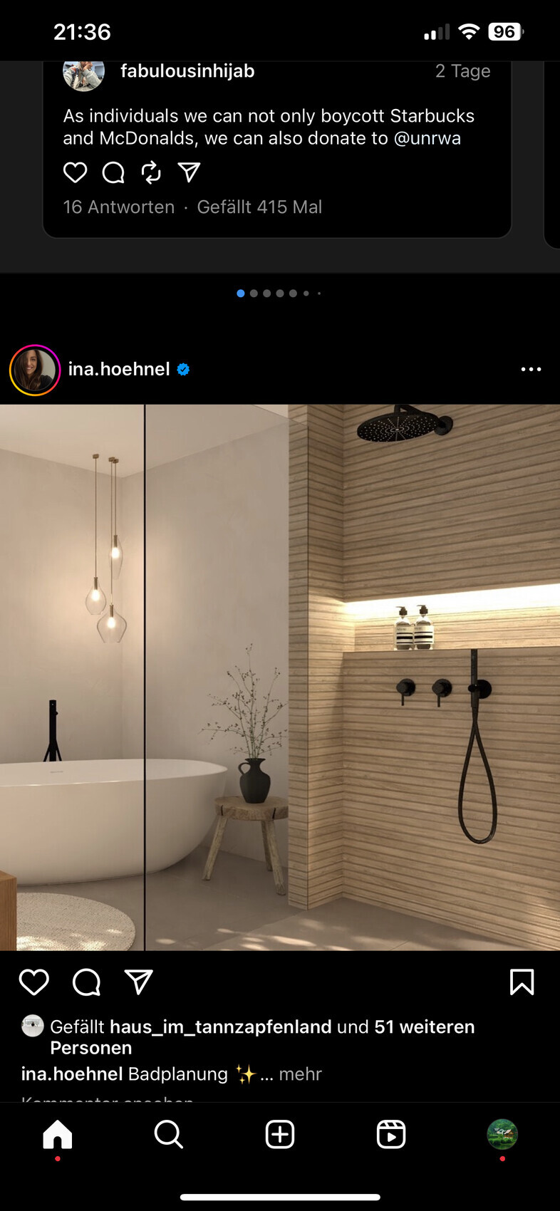 Modernes Badezimmer mit freistehender Badewanne, Glasabtrennung, Holzfliesen und schwarzen Armaturen.