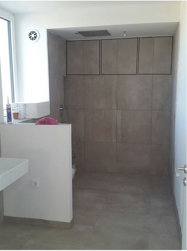 Modernes badezimmer mit grauen fliesen, dusche und oberem schrank