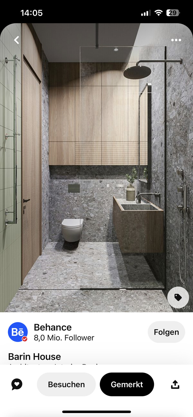 Modernes Badezimmer mit grauen Steinwänden, Holzschränken, wandhängende Toilette, Glasdusche