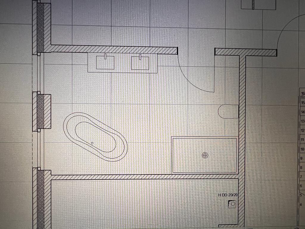 Grundriss eines Badezimmers: Badewanne links, Waschbecken gegenüber, Tür öffnet nach innen.