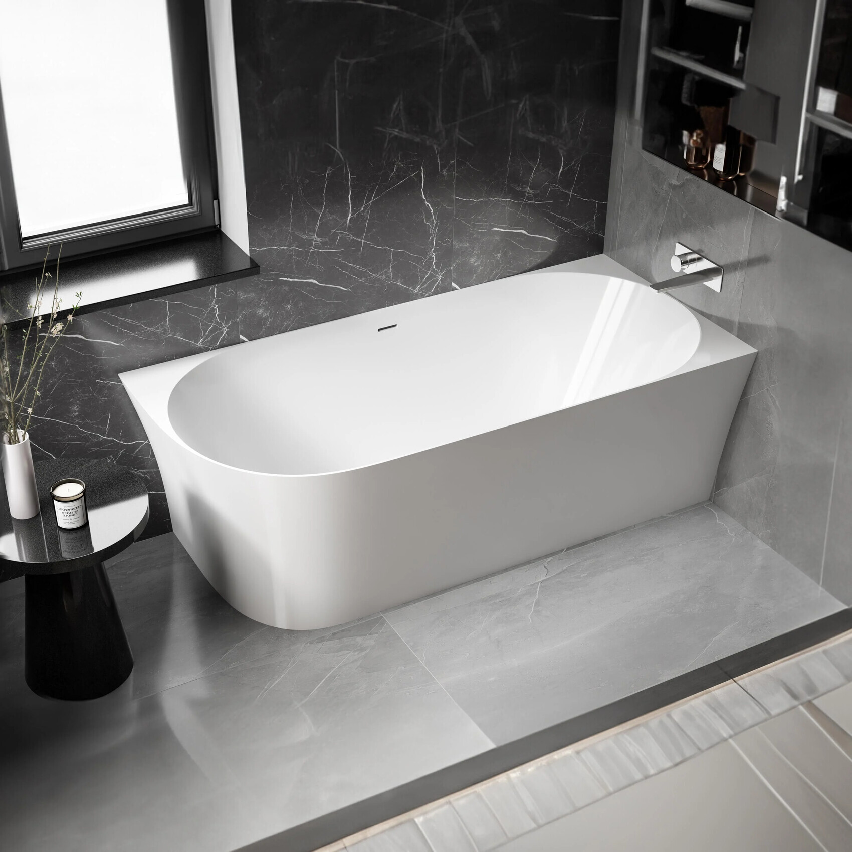 Moderne weiße freistehende Badewanne vor schwarzen Marmorböden und Marmormauern im Badezimmer.