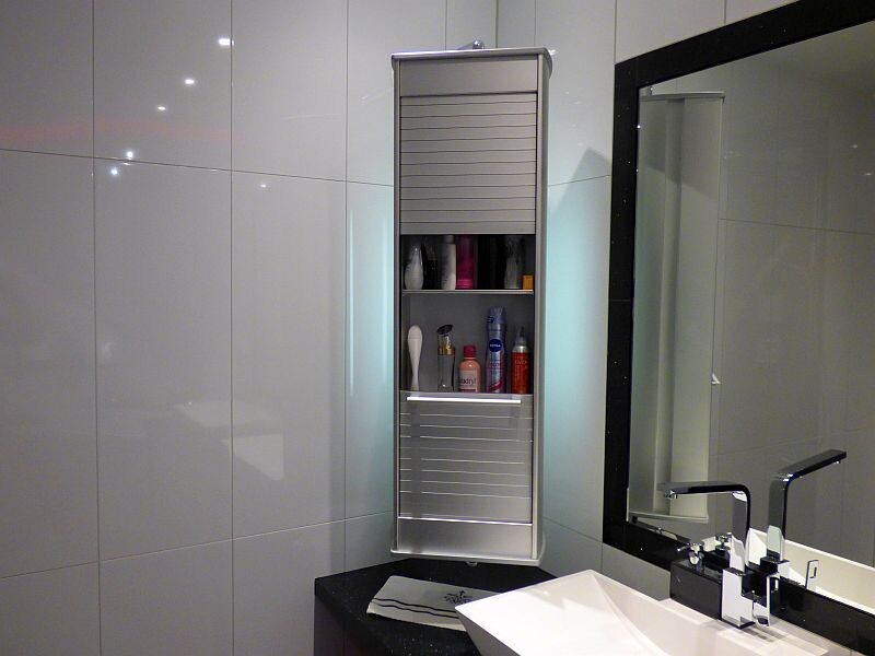 moderner-badschrank-mit-offenem-regal-im-bad.JPG
