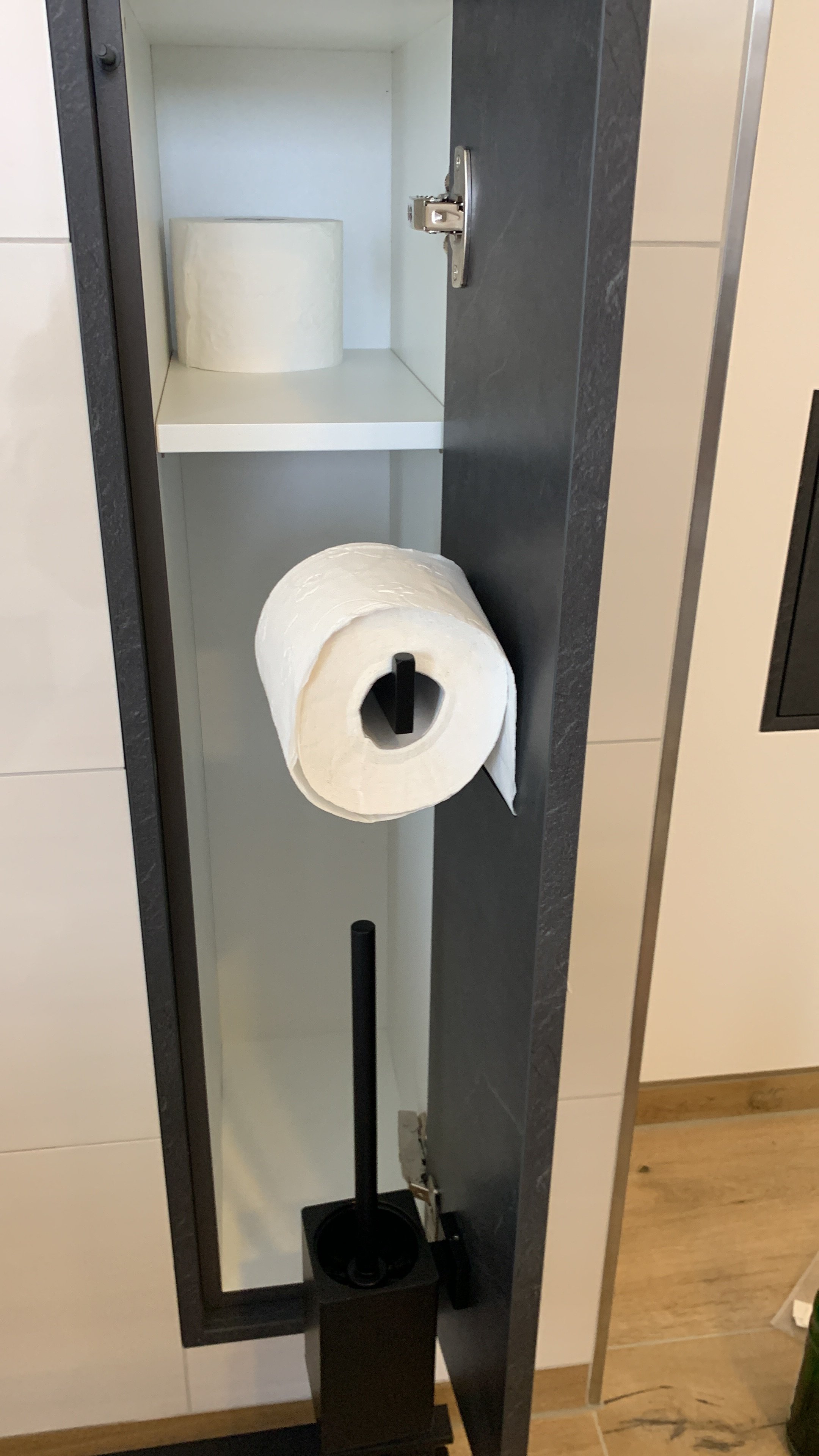 moderner-badschrank-mit-toilettenpapier.jpeg