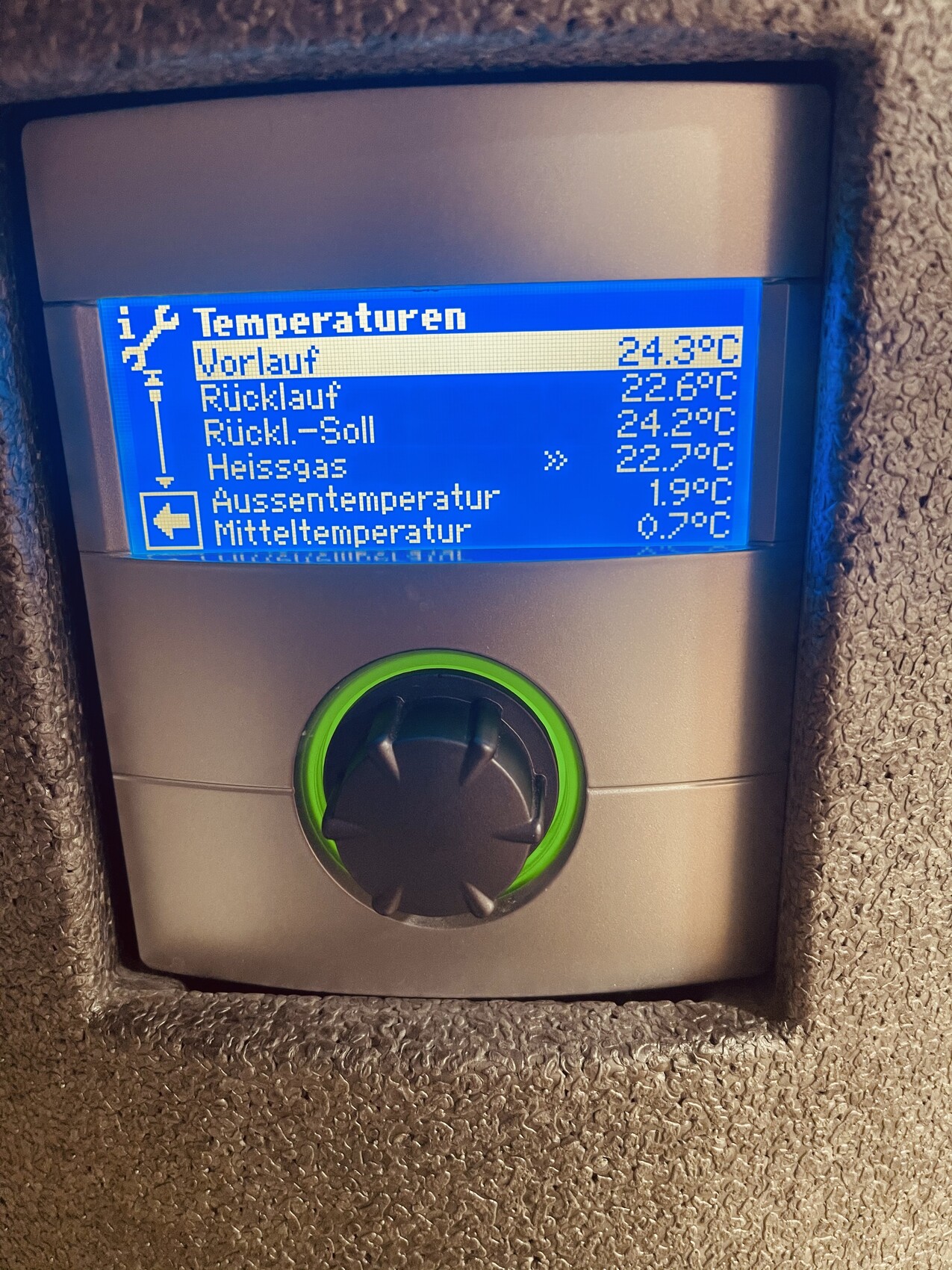 Temperaturen: Vorlauf 24.3°C, Rücklauf 22.6°C, Außentemp 1.9°C, grüner Drehknopf.