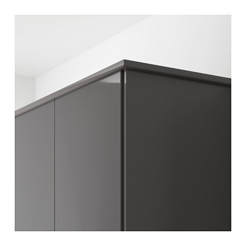 Nahaufnahme eines dunklen grauen Kleiderschranks im hellen Innenraum