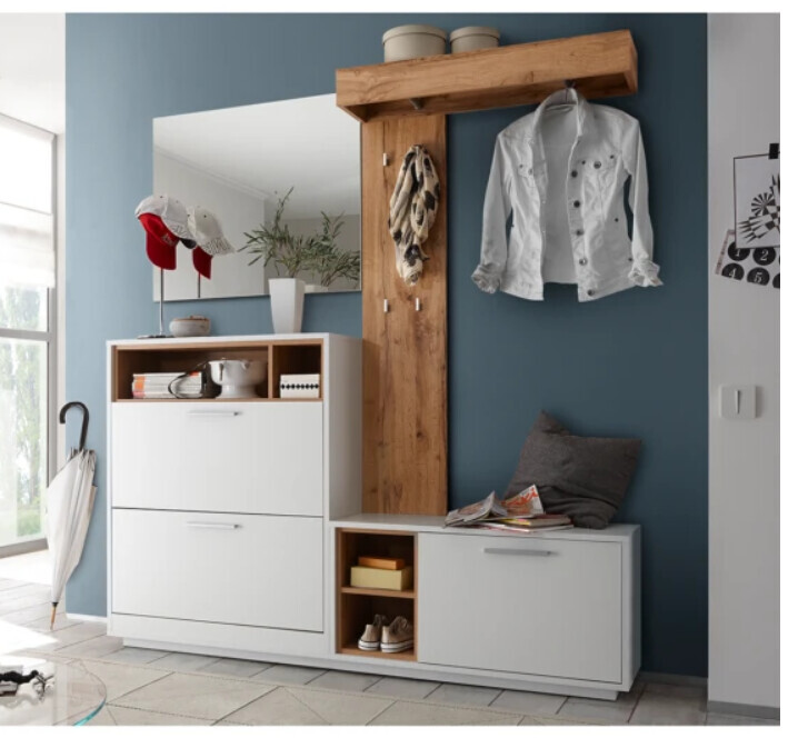 Moderne Flur-Einrichtung mit weißer Kommode, Holz-Garderobe, Jacke und Schuhe.