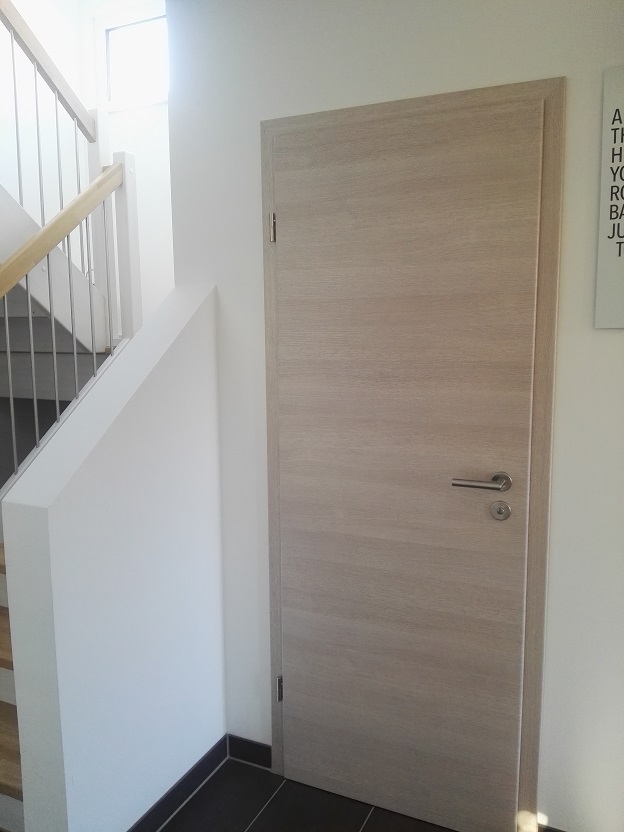 moderner-eingangsbereich-korridor-innentuere-in-heller-holzoptik.jpg
