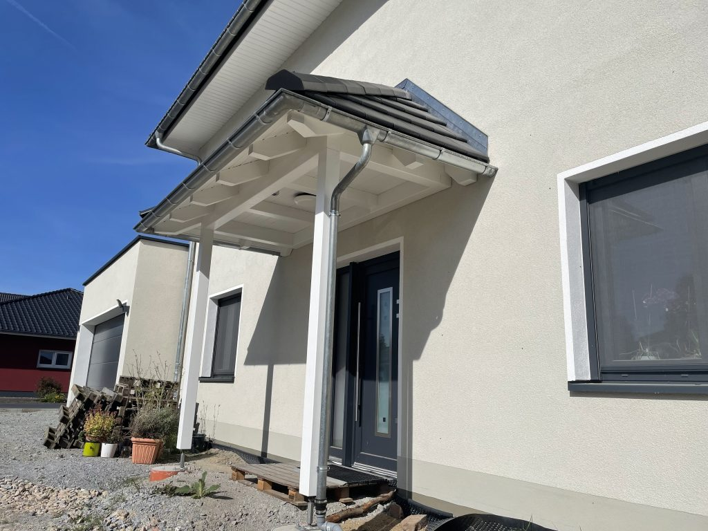 moderner-eingangsbereich-unterdach-hausfront.png