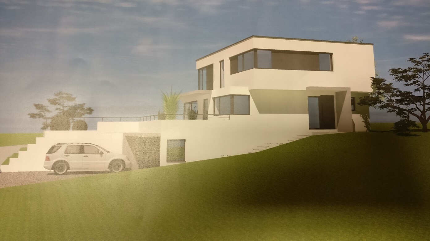 Modernes weißes zweistöckiges Haus auf Hanglage mit Garage, Auto und Grünfläche.