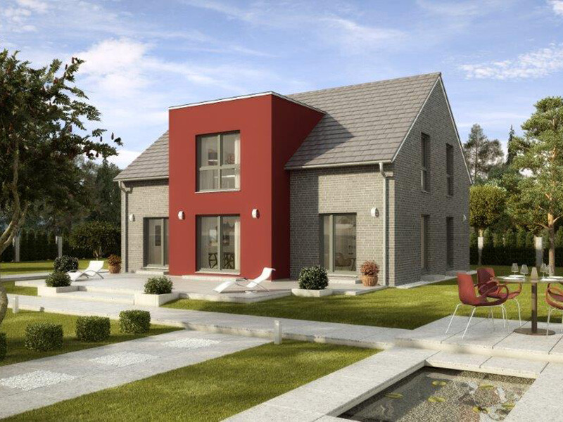 Modernes zweistöckiges Haus mit rotem Frontbereich, grauen Ziegeln, Garten und Terrasse.