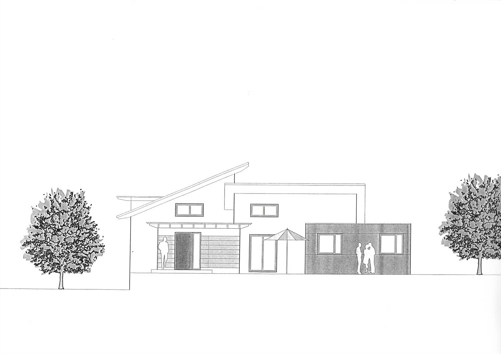 Moderne Hausfront mit schrägem Dach, Terrasse, Fenstern und zwei Menschen vor dem Eingang.