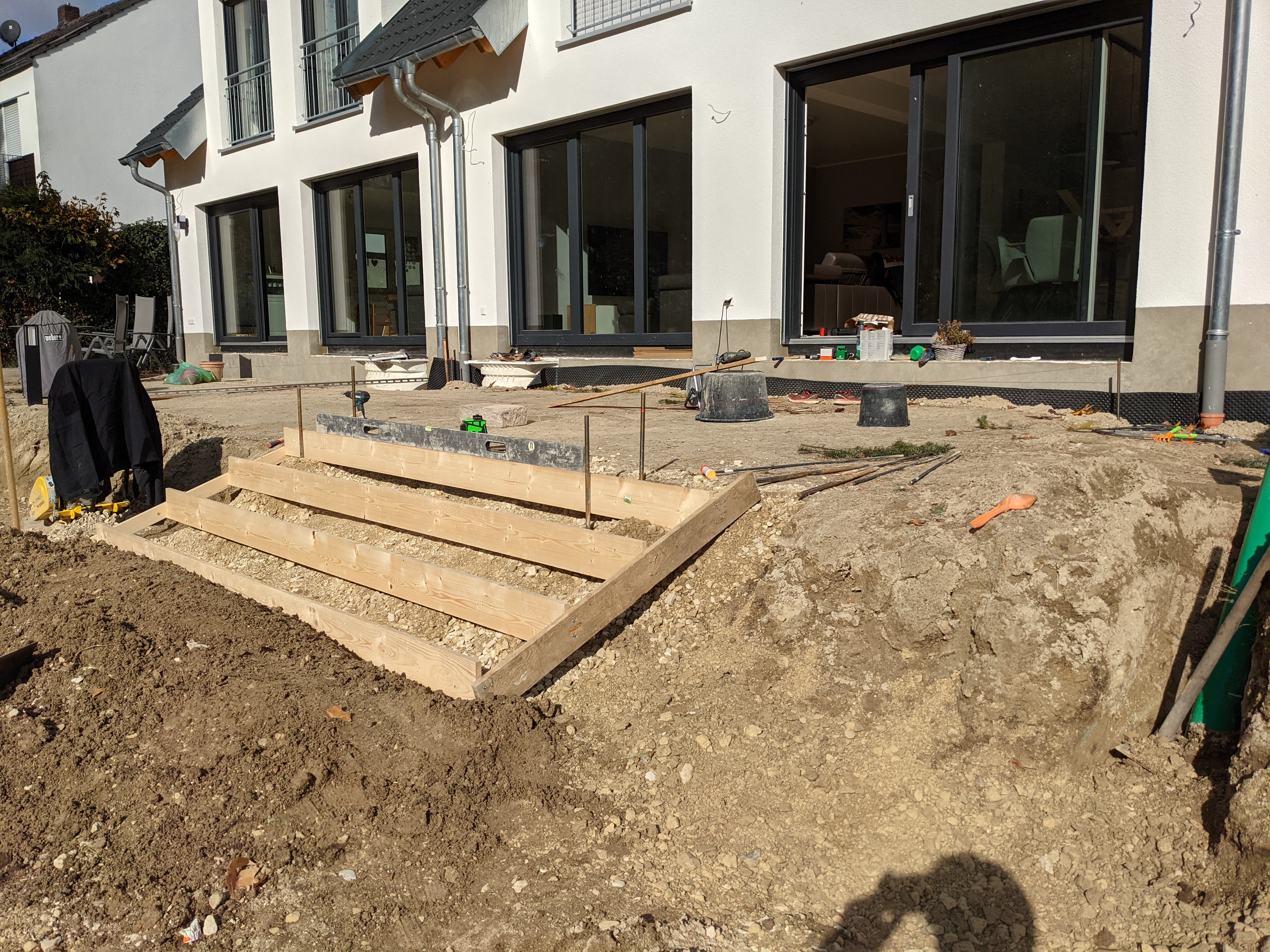 moderner-hausfront-aussenbereich-terrassenbau-und-rohbau-fundament.jpg