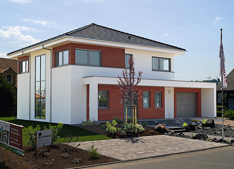 Modernes zweigeschossiges Haus mit weißer Fassade, roter Holzverkleidung, Frontfenster und Garage.