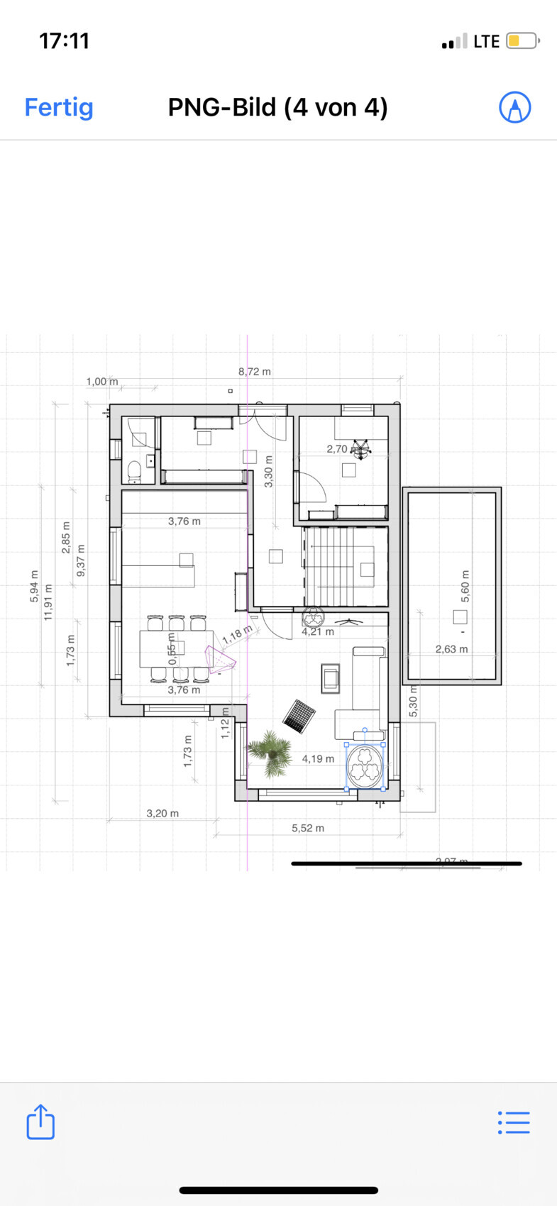 Grundriss eines Wohnhauses: Wohnzimmer, Küche, Essbereich, Flur, Schlafzimmer, Bad, Treppe.