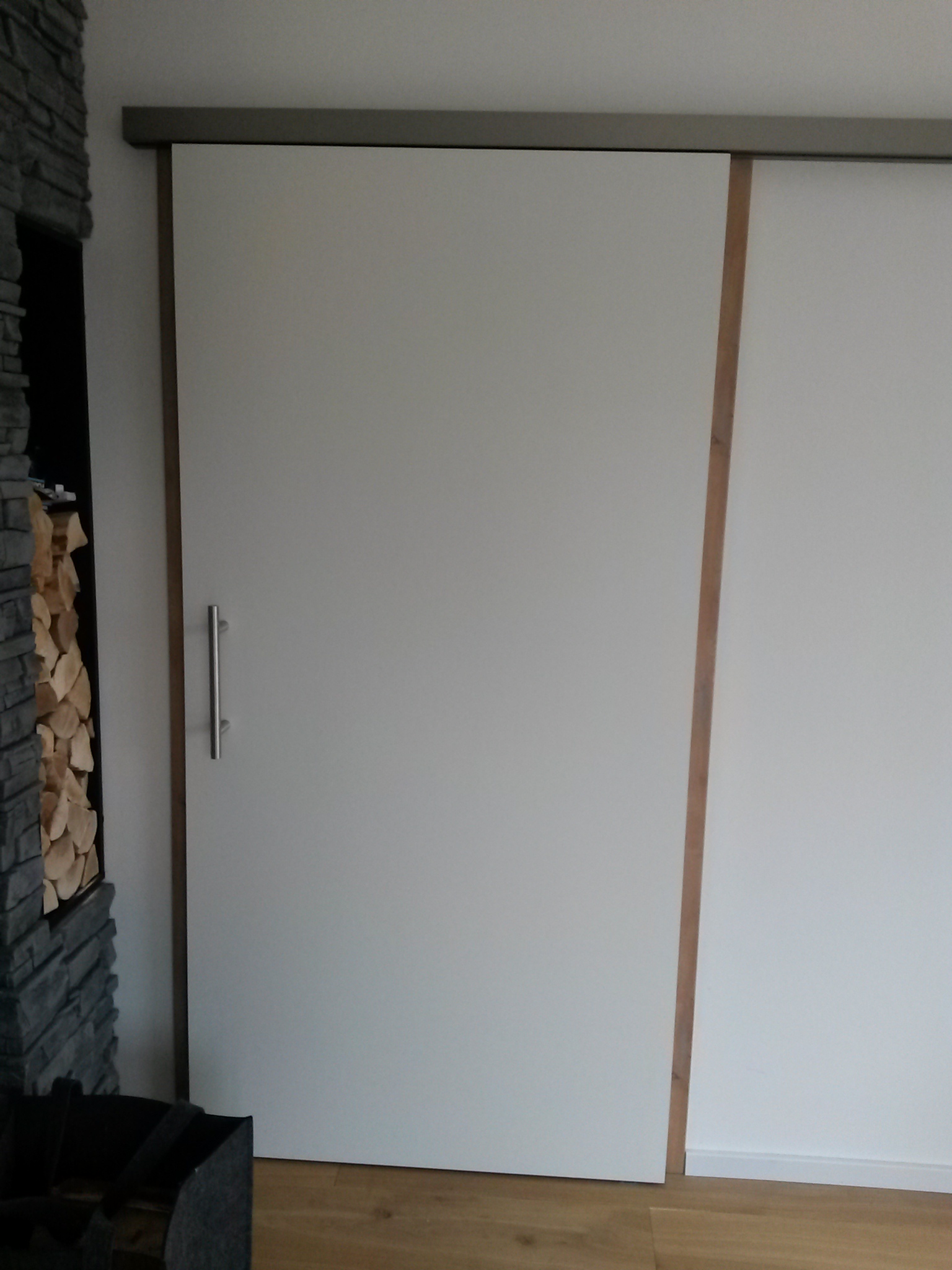 moderner-innenschrank-turen-wohnzimmer-steinwand.jpg