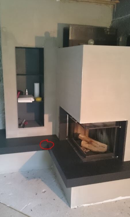 Moderner Kamin mit schwarzer Basis und weißer Verkleidung im Wohnzimmer.