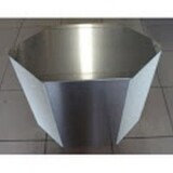 Moderner metallischer Lampenschirm mit weissen Seitenplatten vor Fliesenboden.