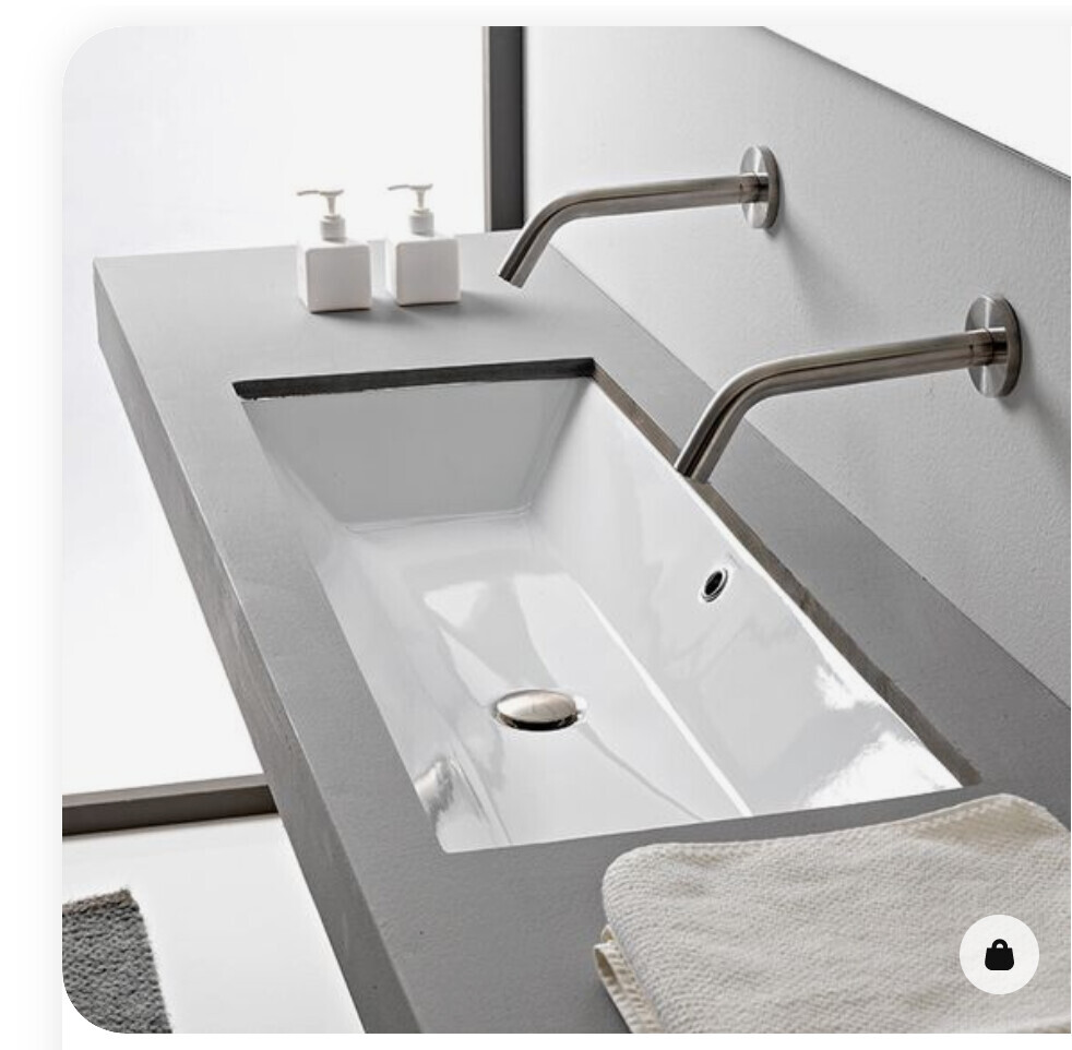 Moderner rechteckiger Waschtisch mit Wandarmaturen und Seifenspendern im Badezimmer