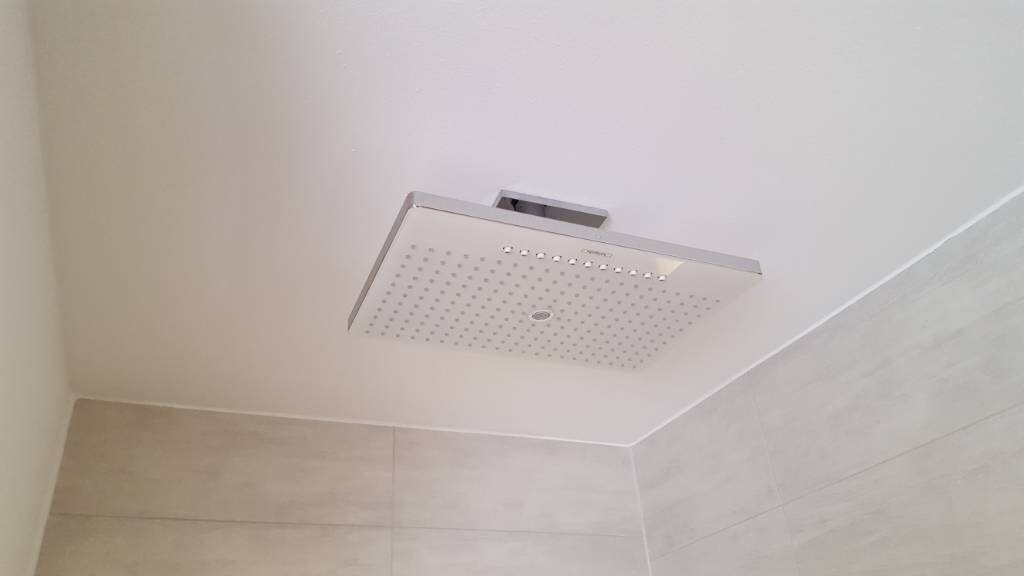 Moderner quadratischer Regenduschenkopf an der Baddecke