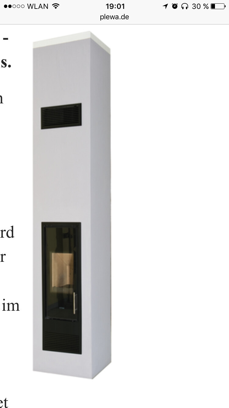 Freistehende weiße Kamin-Säule mit Glastür unten und Lüftungsgitter oben.