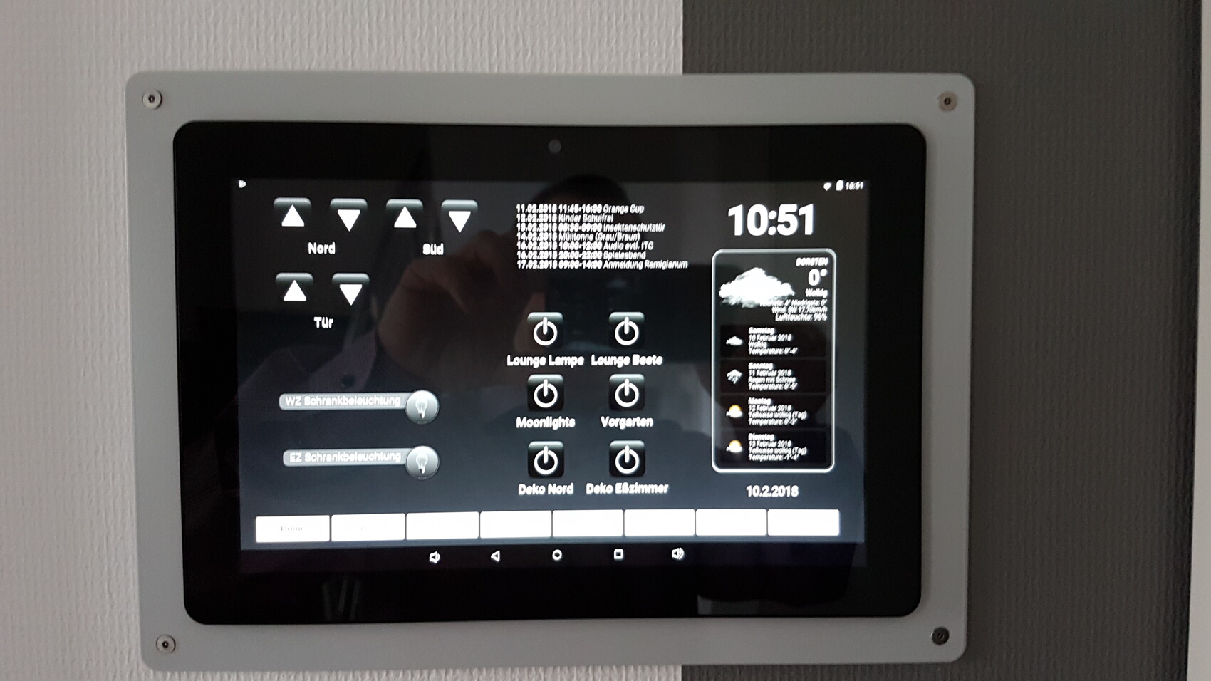 Tablet mit Wandpanel zur Lichtsteuerung; Uhrzeit 10:51, Wetter-Widget