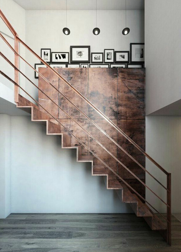 Moderner Innenraum mit Holztreppe an rustikaler Holzwand und Bildgalerie in Schwarz-Weiß.