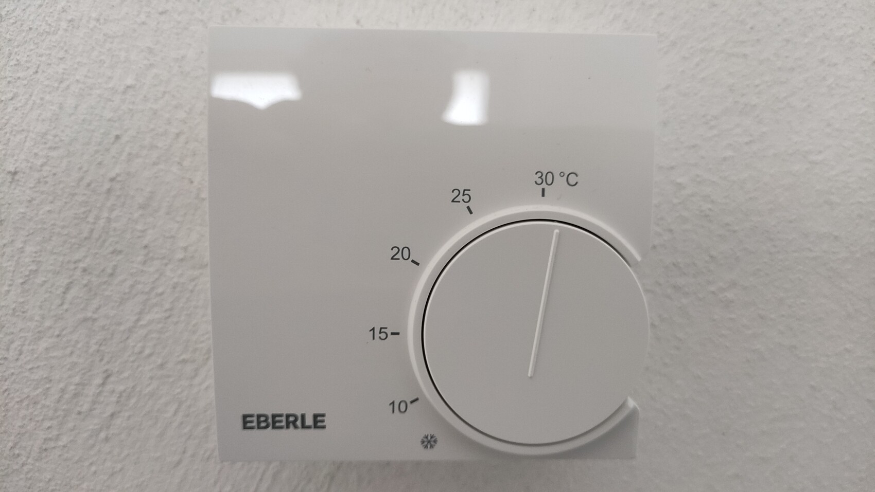 Wandthermostat mit Rundknopf, Skala 10–30°C, Zeiger auf ca. 22°C, Marke EBERLE