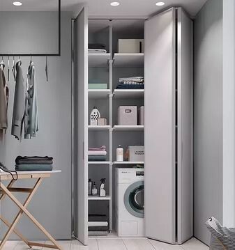Moderner Hauswirtschaftsraum mit Einbauschrank, offenen Regalen und Waschmaschine.