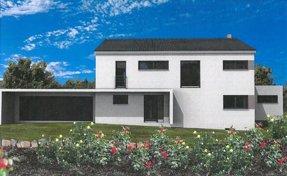 Modernes weißes Haus mit Carport, Garten mit Rosen im Vordergrund, blauer Himmel.