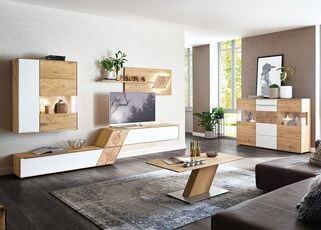 Modernes wohnzimmer mit hellen holzmoebel, wandvitrine, couchtisch und sofa.