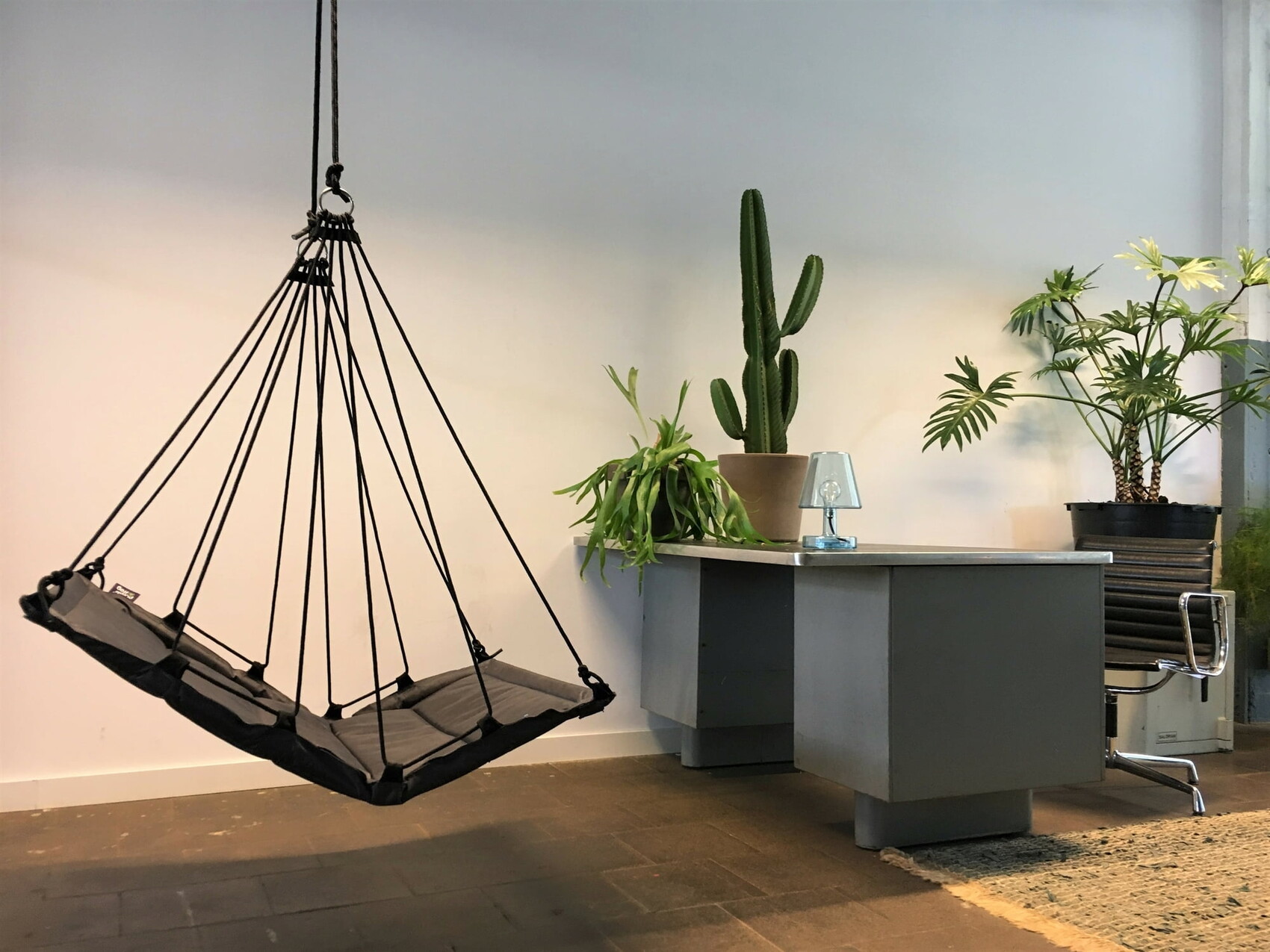 moderner-wohnzimmer-innenraum-mit-gruenen-pflanzen-haengeschaukel.jpg
