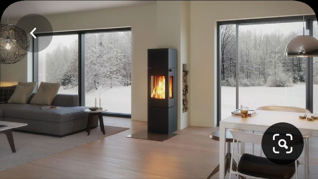 moderner-wohnzimmer-mit-kamin-und-grossen-fenstern-im-winter.jpg