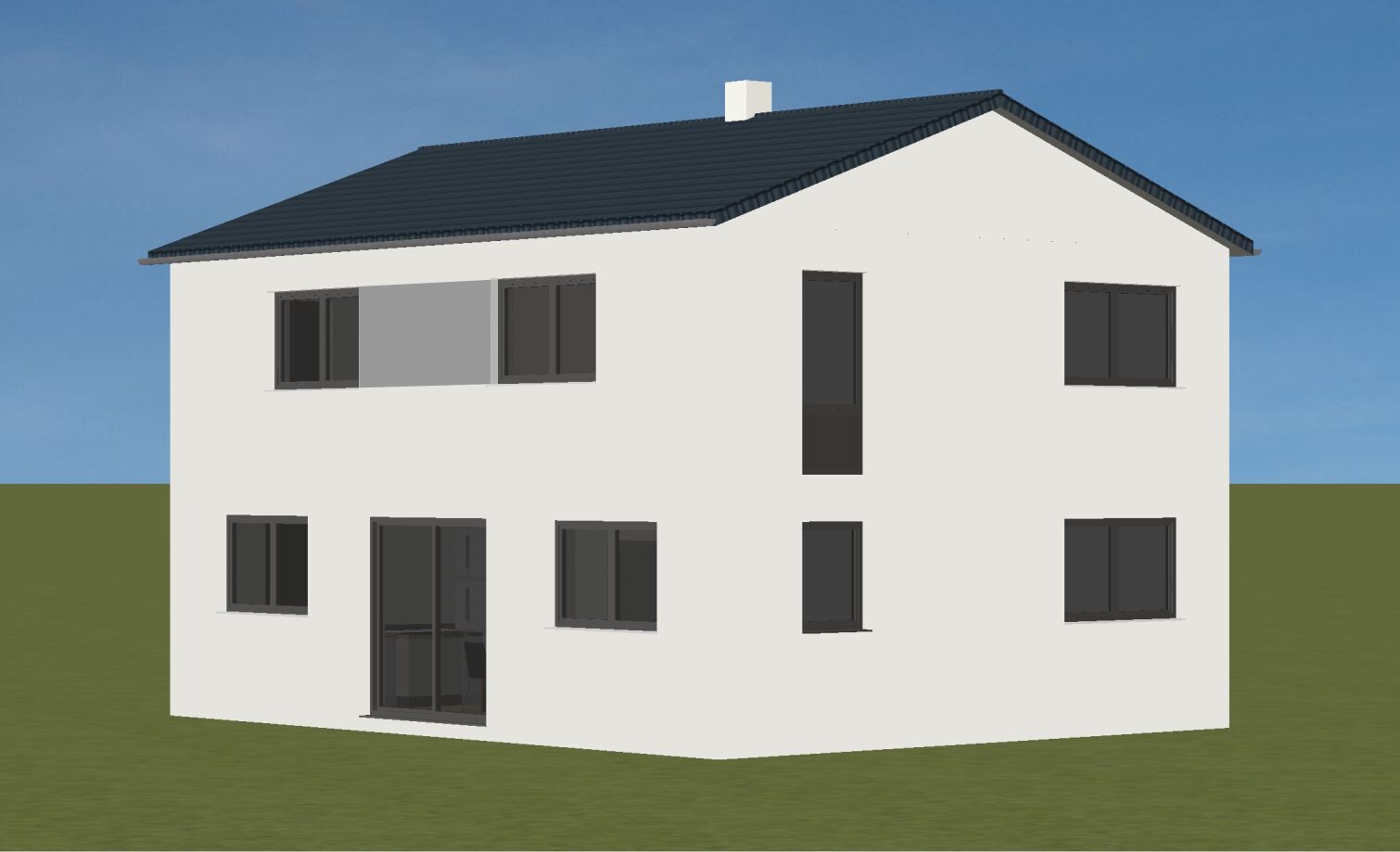 Weißes zweistöckiges Haus mit dunklem Dach, mehreren Fenstern auf grünem Rasen.