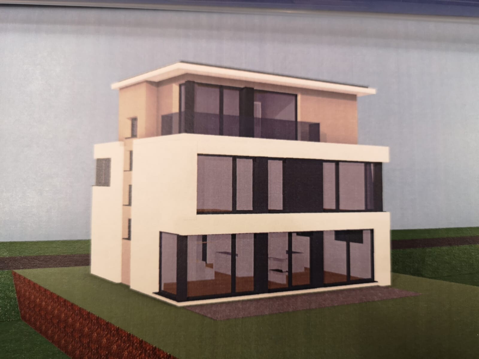 Modernes dreigeschossiges Haus mit großen Glasfronten, weißen Fassaden, Terrasse und Grünfläche.