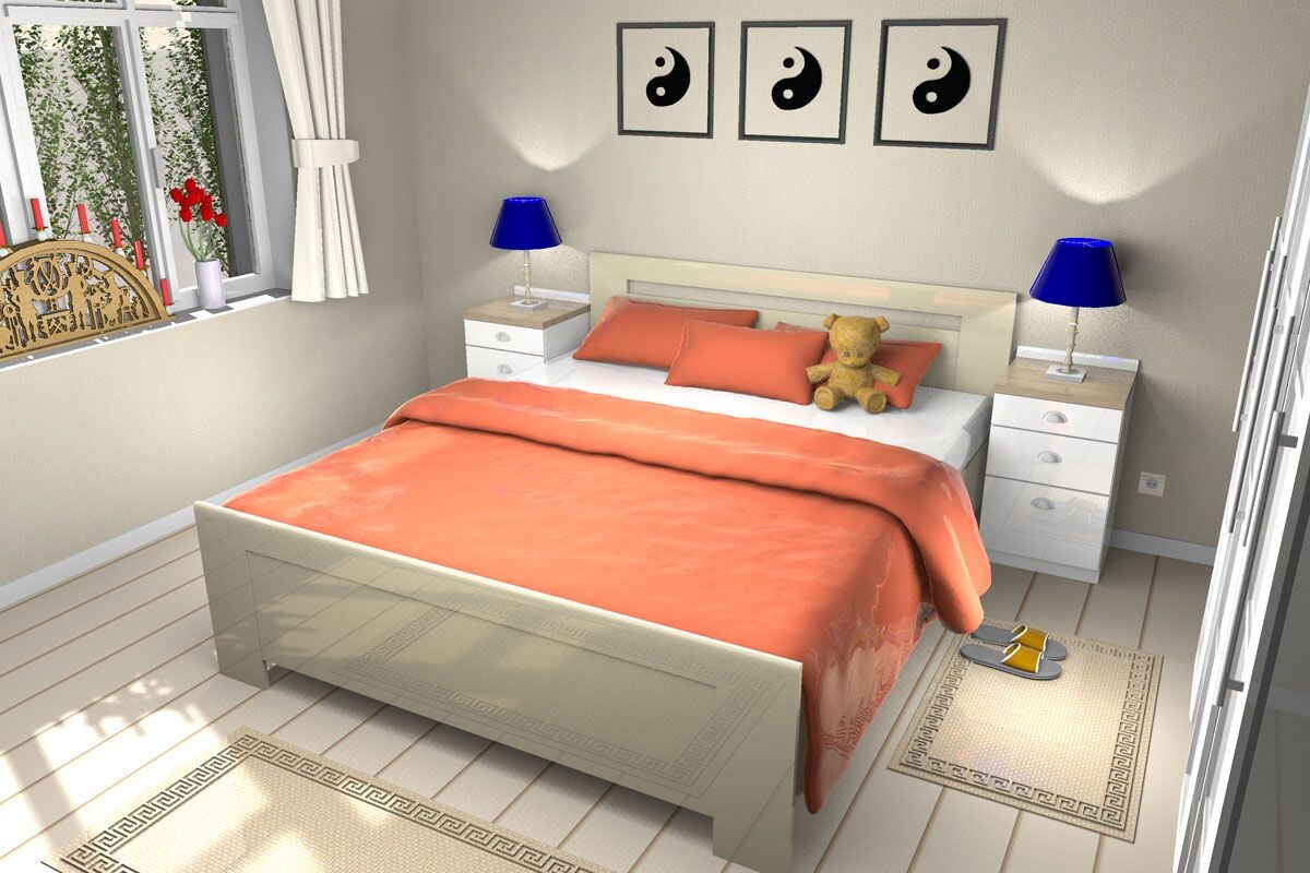Weißes Bett mit orange Bettwäsche, Teddy darauf; zwei Nachttische, blaue Lampen, Yin-Yang-Bilder.