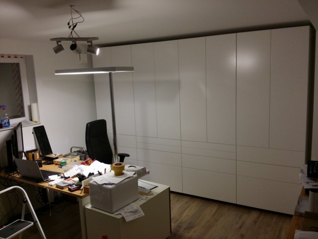 modernes-arbeitszimmer-mit-grosser-weisser-schranksystem-im-zuhause.jpg