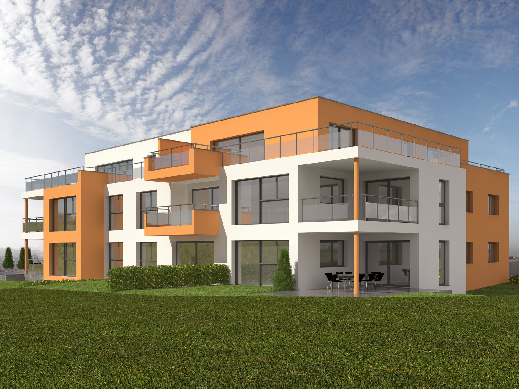 Modernes dreigeschossiges Wohnhaus mit orange-weisser Fassade und Balkonen, Garten davor