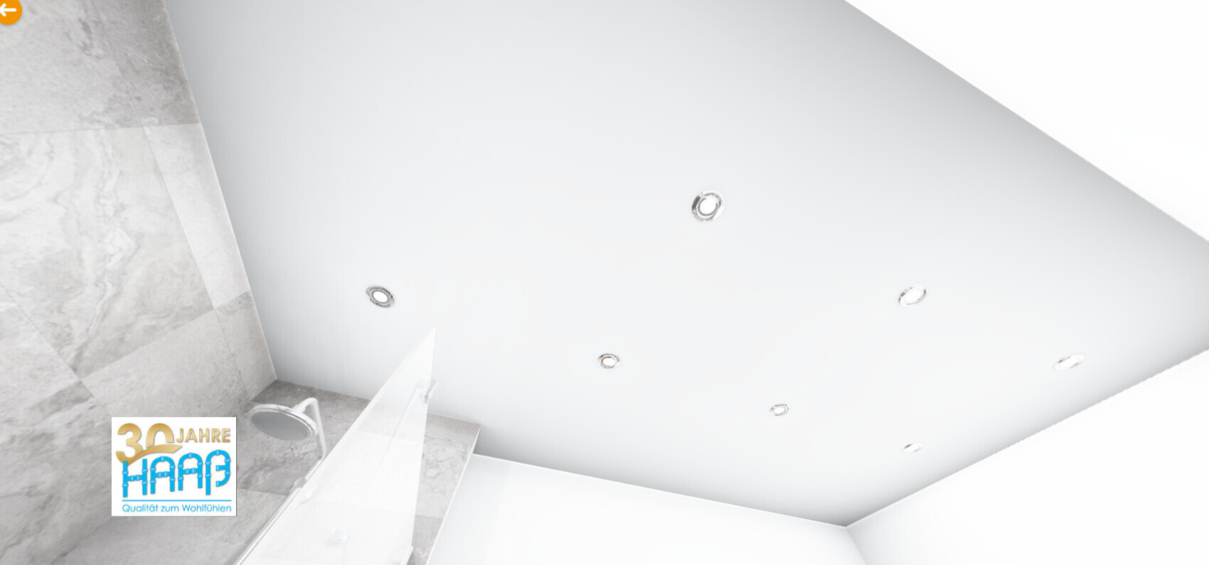 Modernes Badezimmer: weiße Decke mit Spots, Marmortapete links, Glasdusche; Logo unten links.