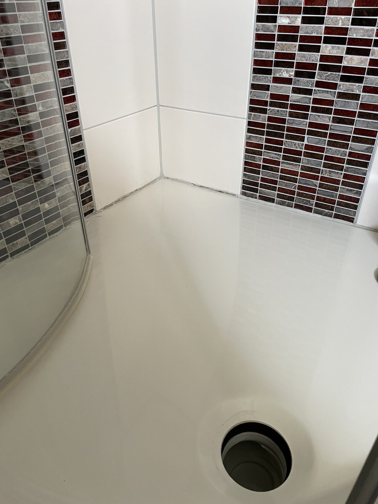 modernes-bad-dusche-eckdusche-mosaik-fliesen-wand-boden.jpeg