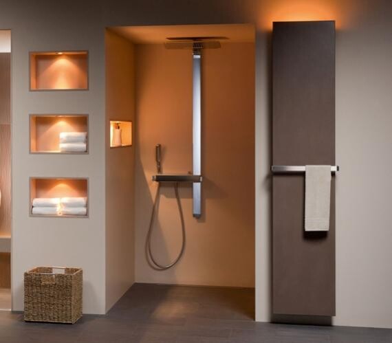 Moderner Wellnessbereich: begehbare Dusche, Nischen mit Handtüchern, Handtuchheizkörper rechts