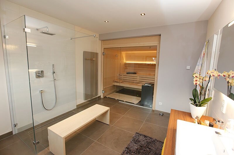modernes-bad-dusche-und-sauna-mit-glasdusche.jpg