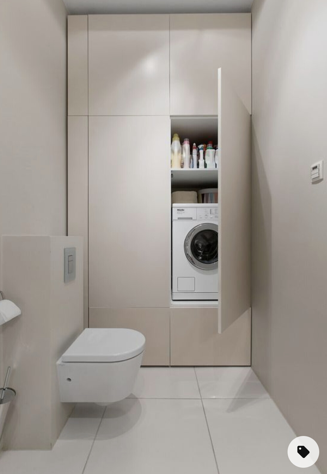 Heller Einbauschrank mit Waschmaschine; Reinigungsmittel oben; Toilette links.