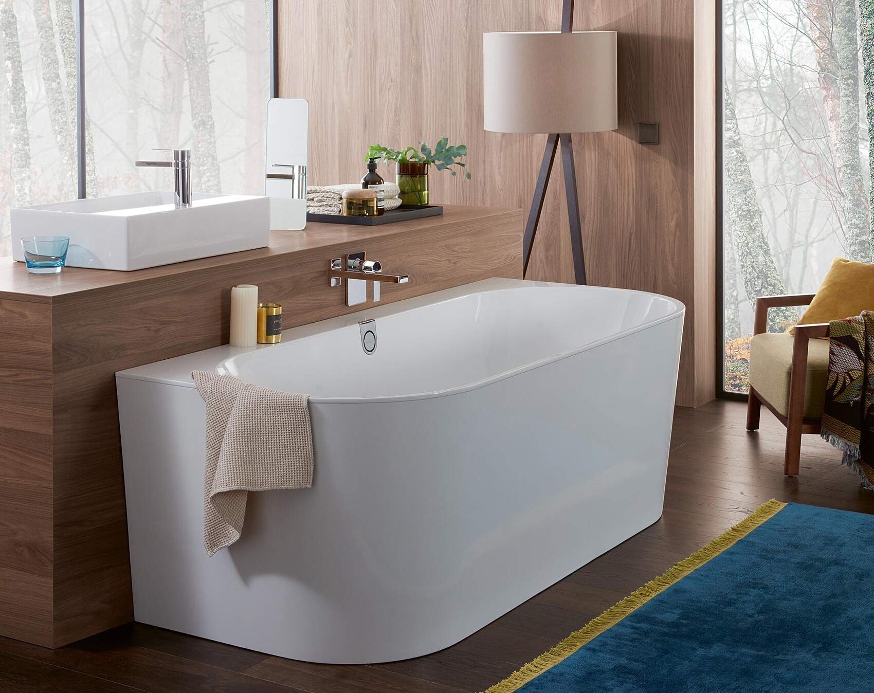 modernes-bad-mit-freistehender-wanne-und-holzoptik-wandverkleidung.jpg