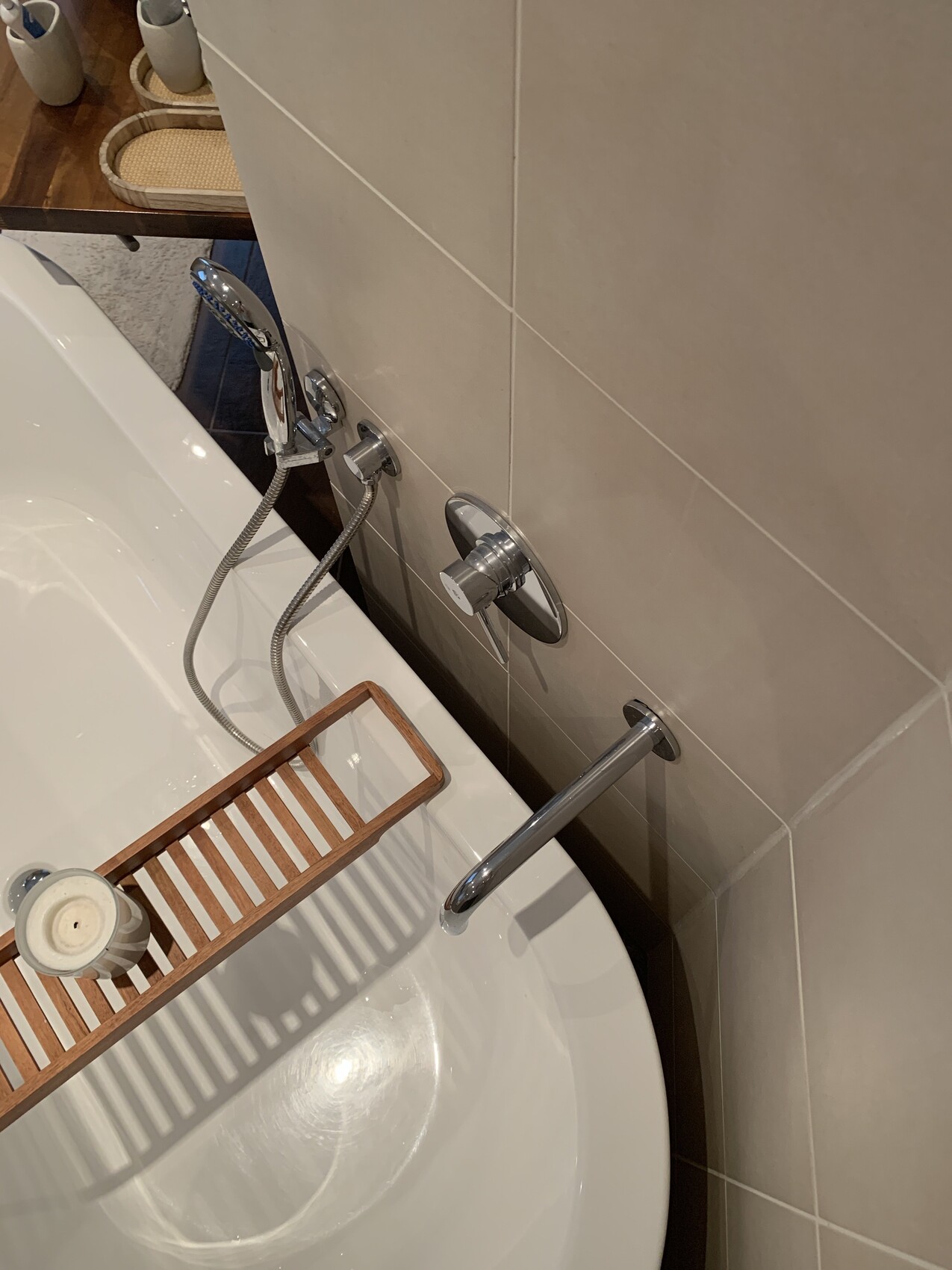 Badezimmer: Badewanne mit Holzablage, Kerze, Duschbrause, Wandgriff