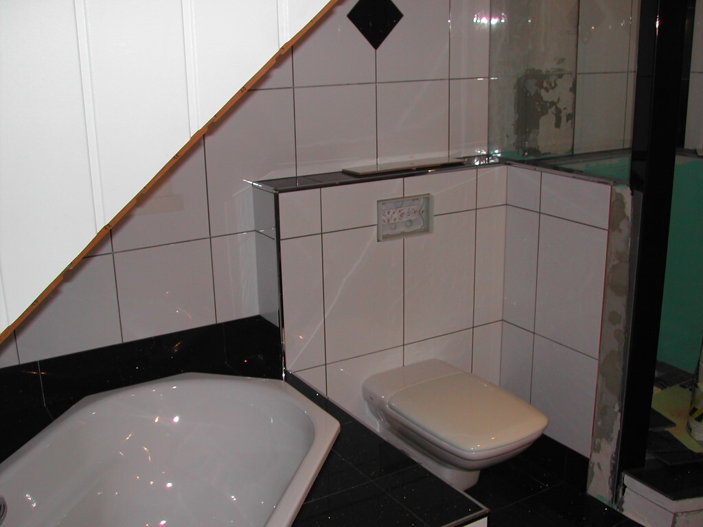 modernes-bad-mit-wanne-und-toilette.JPG